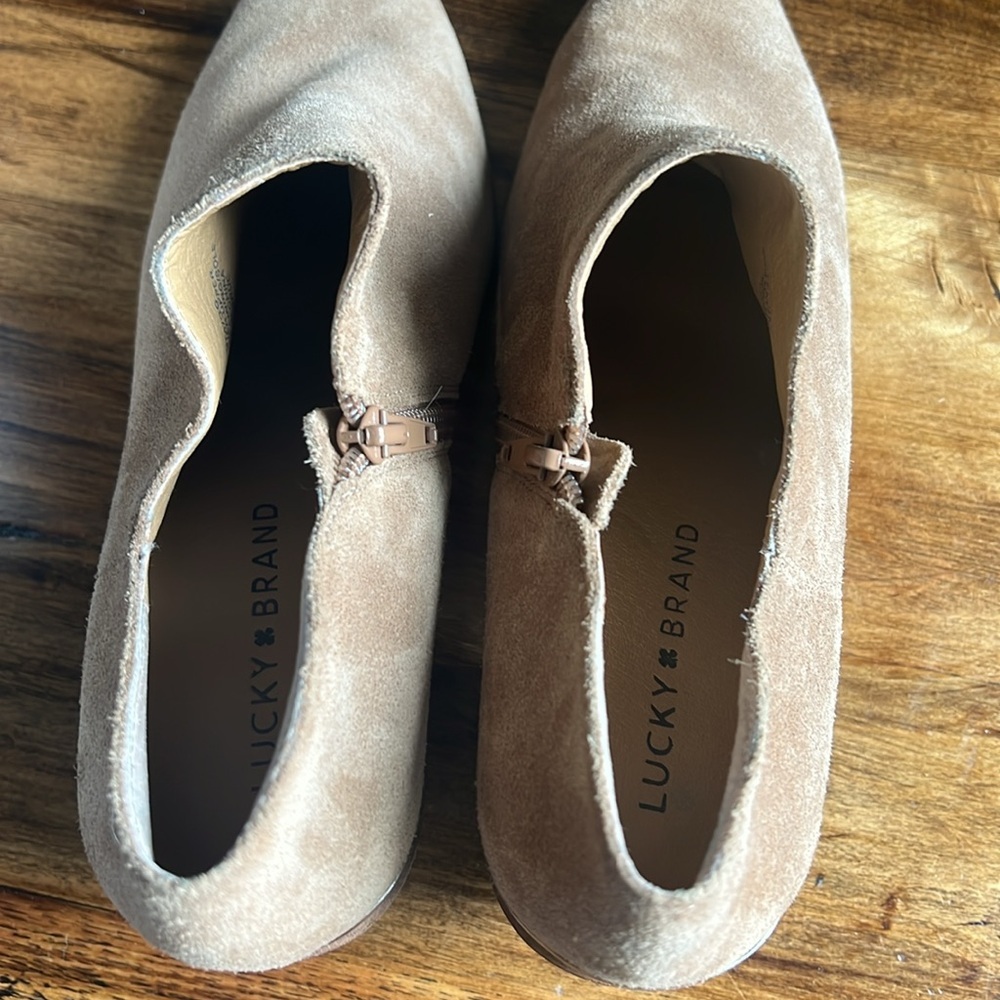 Lucky Brand Women’s 9.5 Tan Suede Landrue Pointed Ankle Booties Block Heel - Picture 9 of 10